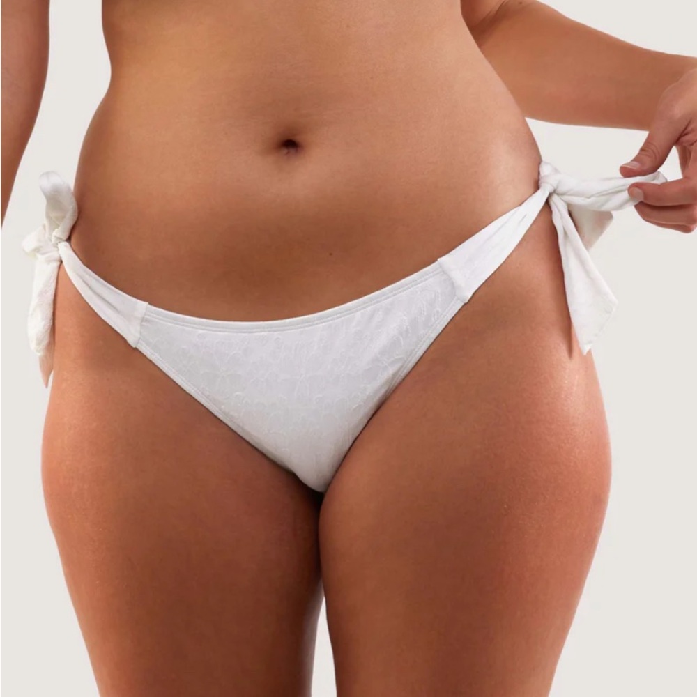 Peek&Beau Zoe white floral texture tie side bikini bottom size 8